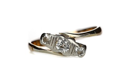 Lot 1528 - A DIAMOND THREE STONE RING