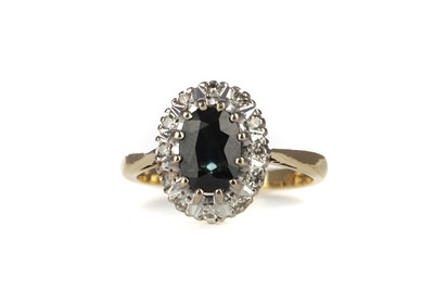 Lot 332 - A SAPPHIRE AND DIAMOND RING