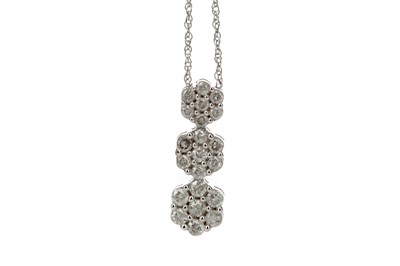 Lot 358 - A DIAMOND CLUSTER PENDANT