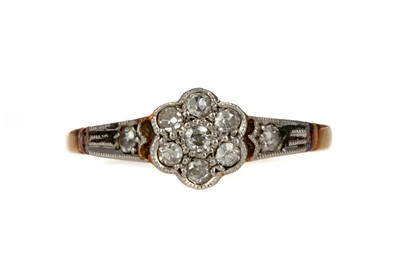 Lot 381 - A DIAMOND DAISY CLUSTER RING
