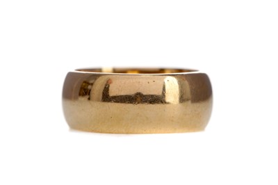 Lot 1319 - A GOLD WEDDING BAND