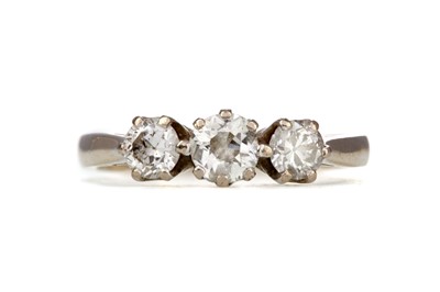 Lot 1320 - A DIAMOND THREE STONE RING