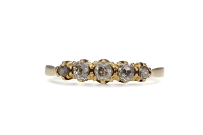 Lot 1323 - A DIAMOND FIVE STONE RING