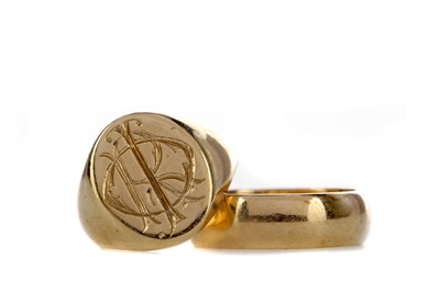 Lot 1332 - A SIGNET RING AND A WEDDING BAND