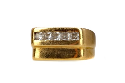 Lot 1333 - A GEM SET RING