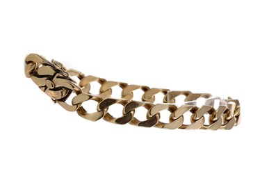Lot 1335 - A GOLD CURB LINK BRACELET