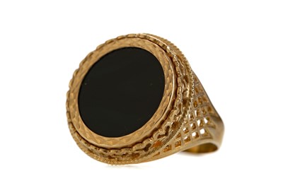 Lot 1346 - A BLACK HARDSTONE RING