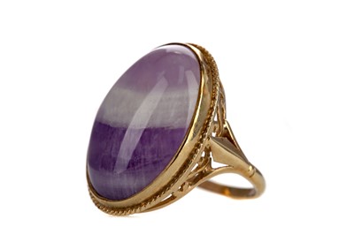 Lot 1353 - AN AMETHYST RING