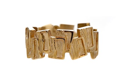 Lot 1355 - A GOLD ABSTRACT RING