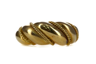 Lot 1356 - A GOLD RING
