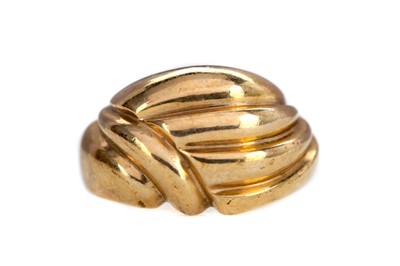Lot 1358 - A GOLD RING