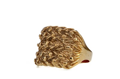 Lot 1360 - A GOLD DRESS RING