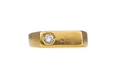 Lot 1364 - A DIAMOND DRESS RING