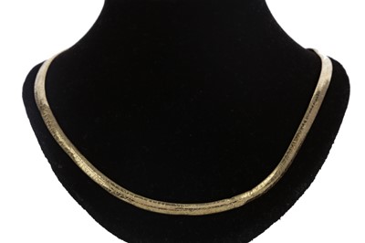 Lot 1388 - AN ENGRAVED NECKLET