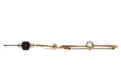 Lot 1359 - A COLLECTION OF BROOCHES