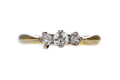 Lot 1461 - A DIAMOND THREE STONE RING