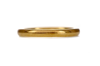 Lot 1466 - A GOLD WEDDING BAND