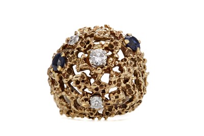 Lot 1381 - A DIAMOND AND BLUE GEM SET BOMBE RING