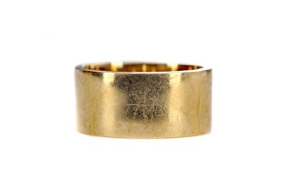 Lot 1457 - A BROAD GOLD WEDDING BAND