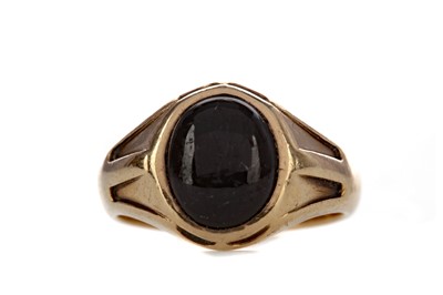 Lot 1478 - A GARNET RING