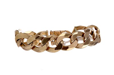 Lot 1480 - A LARGE GOLD CURB LINK BRACELET