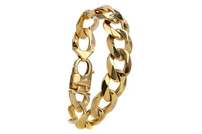 Lot 1496 - A LARGE GOLD CURB LINK BRACELET