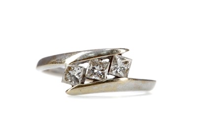 Lot 1468 - A DIAMOND THREE STONE RING