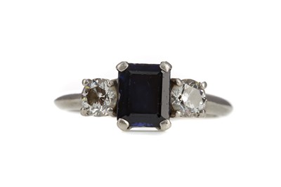 Lot 1509 - A SAPPHIRE AND DIAMOND RING