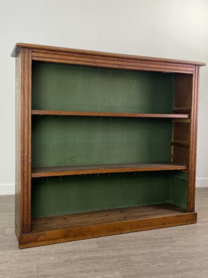 Lot 723 - AN EARLY 20TH CENTURY OAK OPEN BOOKCASE