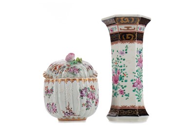 Lot 815 - A 19TH CENTURY SAMSON OF PARIS ARMORIAL CADDY, ALONG WITH A VASE
