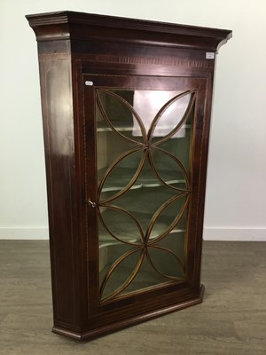 Lot 852 - A REGENCY MAHOGANY HANGING CORNER CUPBOARD