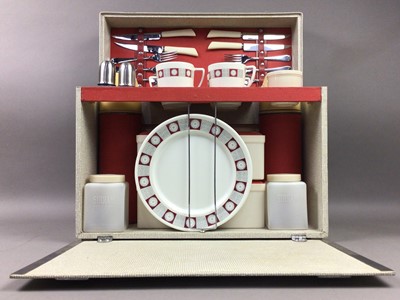 Lot 43 - A RETRO PICNIC SET