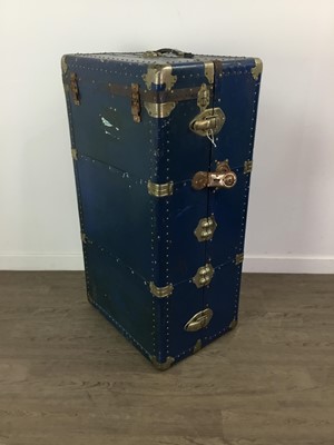 Lot 26 - A VINTAGE CABIN TRUNK