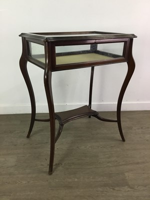 Lot 28 - AN EARLY 20TH CENTURY MAHOGANY BIJOUTERIE TABLE