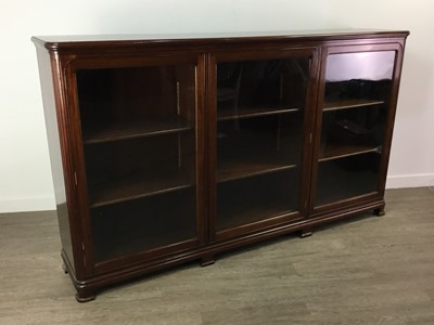 Lot 82 - A MAHOGANY BOOKCASE IN THE MANNER OF WHYTOCK & REID OF EDINBURGH