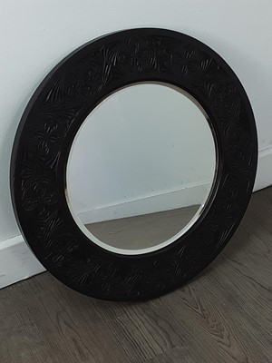 Lot 109 - A CARVED CIRCULAR WALL MIRROR