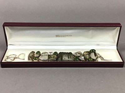 Lot 57 - A LARGE SILVER AND DENDRITIC AGATE BRACELET