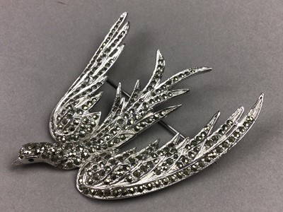 Lot 64 - A LOT OF VINTAGE BROOCHES