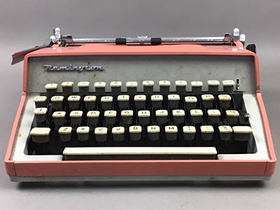 Lot 334 - A REMINGTON TRAVEL-RITER DELUX PORTABLE TYPEWRITER
