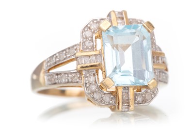 Lot 652 - AQUAMARINE AND DIAMOND RING