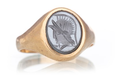 Lot 676 - INTAGLIO RING