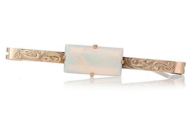 Lot 673 - OPAL BAR BROOCH