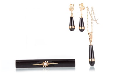 Lot 669 - SUITE OF JET MOURNING JEWELLERY