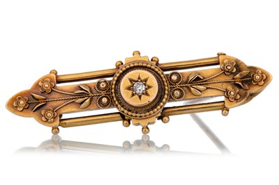 Lot 725 - VICTORIAN DIAMOND SET BAR BROOCH
