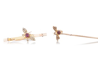 Lot 707 - DRAGONFLY BAR BROOCH