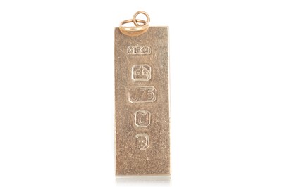 Lot 730 - GOLD INGOT PENDANT