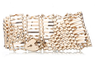 Lot 748 - GOLD GATE BRACELET